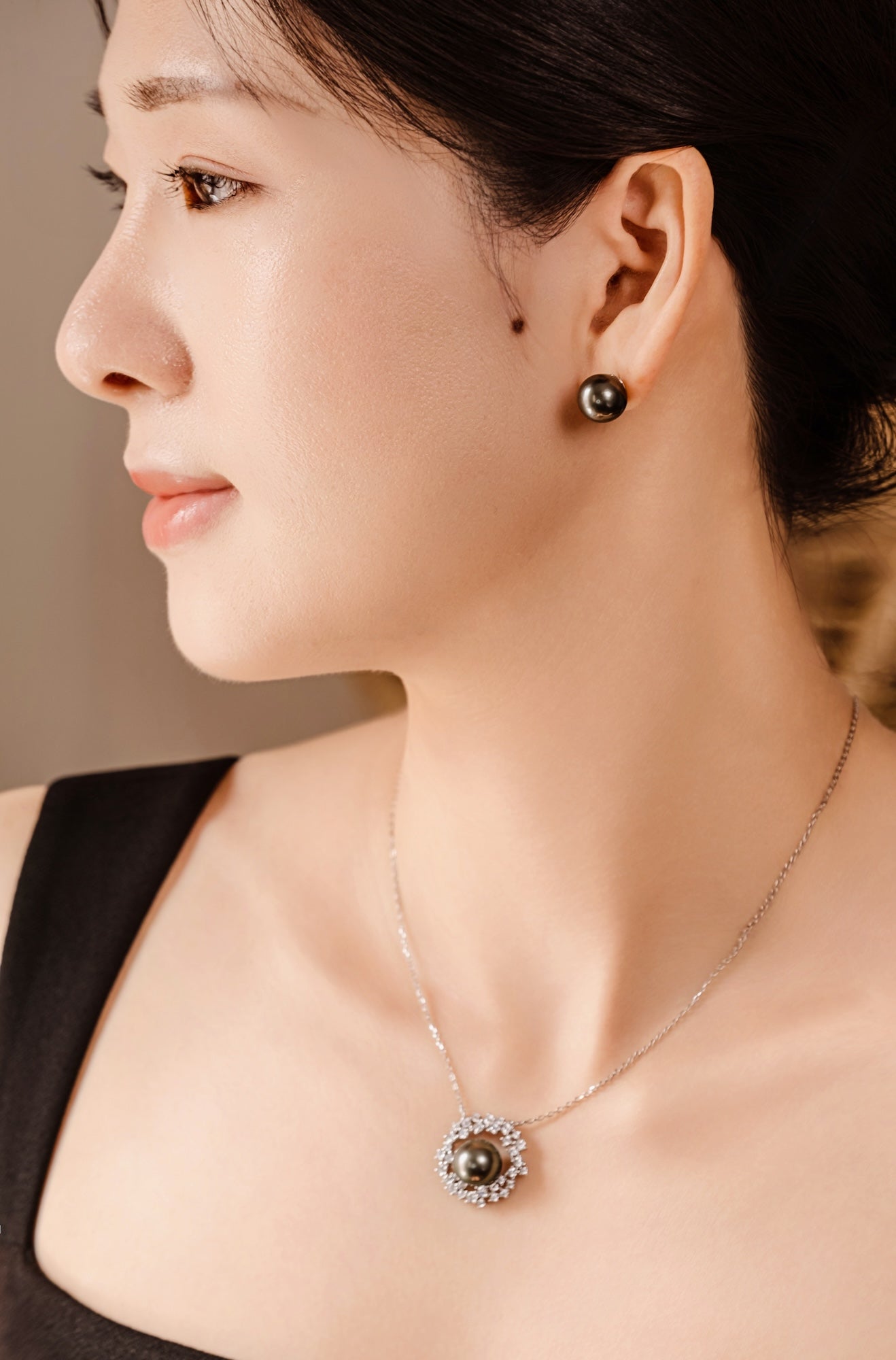 10-11mm Tahitian Pearl Ear Studs 18K Gold