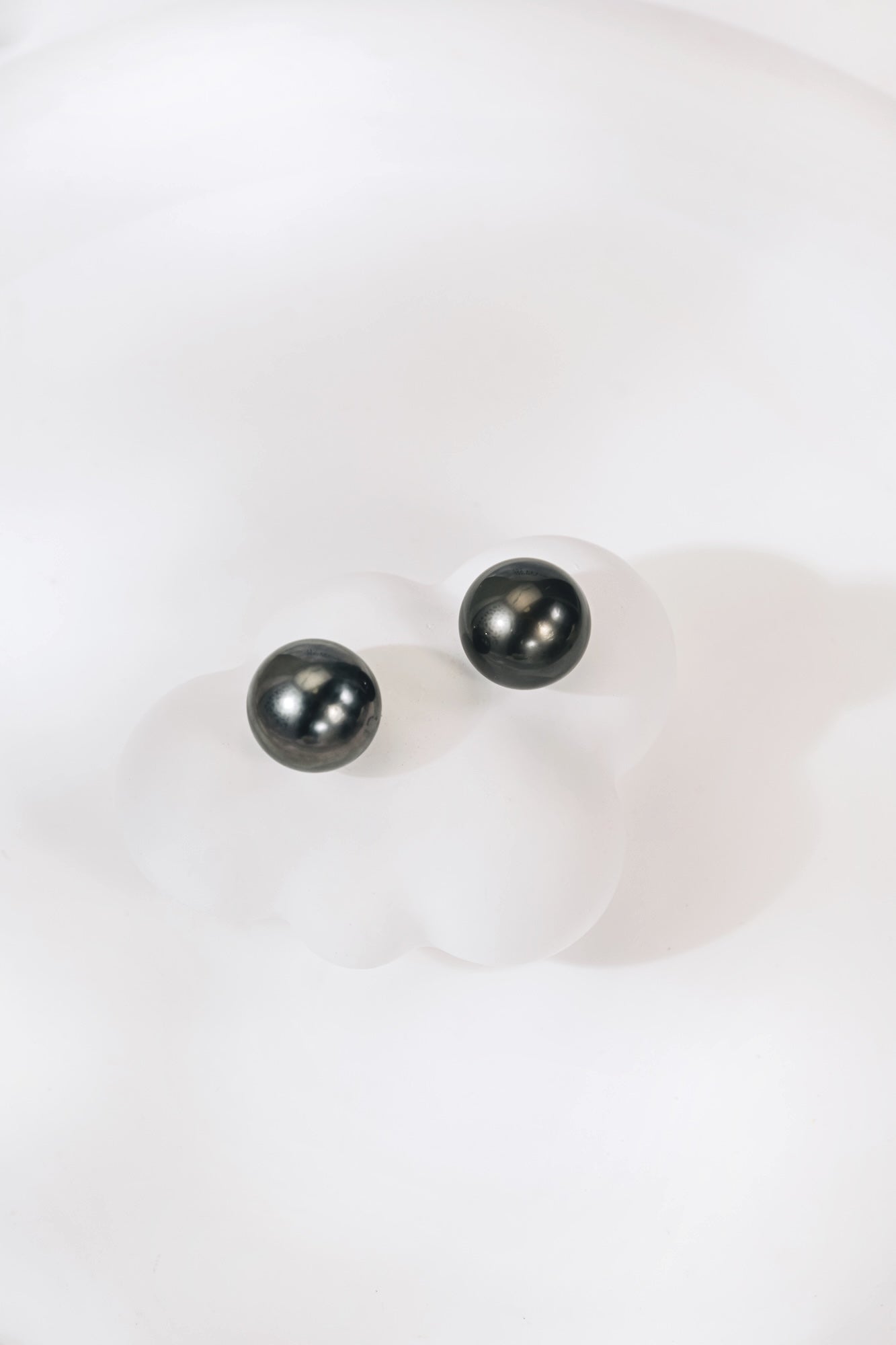 10-11mm Tahitian Pearl Ear Studs 18K Gold